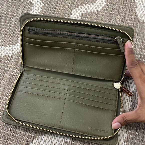 Michael Kors wallet - Picture 3 of 5